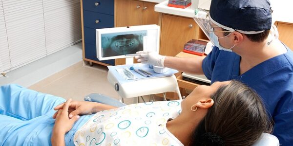 Jak zakłada się licówki na zęby u stomatologa?
